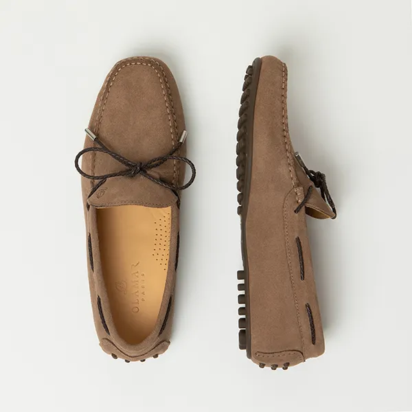 Paire de mocassins en daim vue de dessus