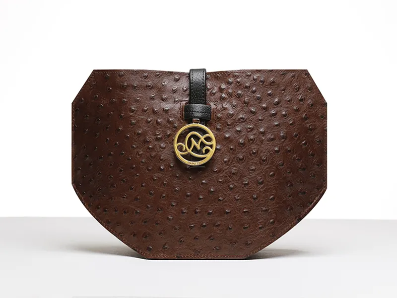 Sac en cuir façon autruche marron sur fond clair